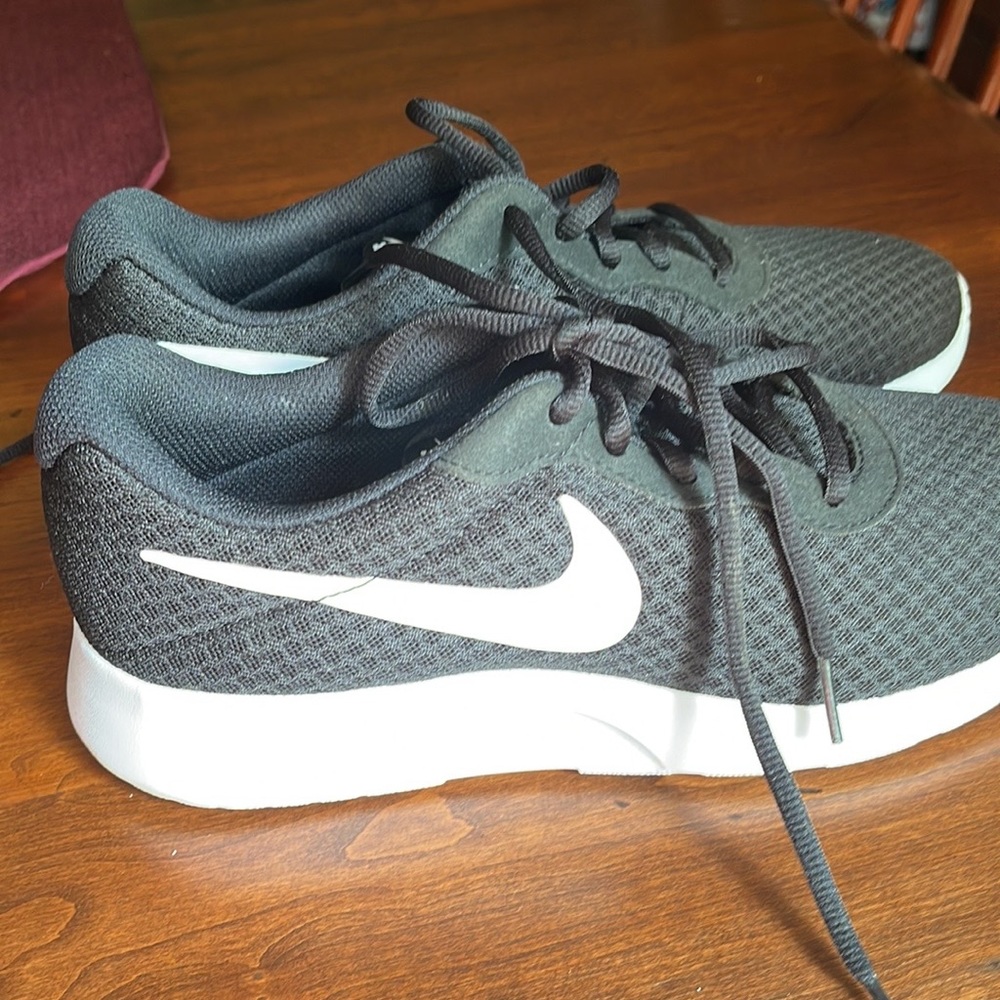 Nike shoes EUC size 9 - Picture 12 of 12